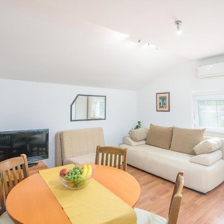 Nice Apartment In Malinska Dubasnica With Kitchen Exterior foto