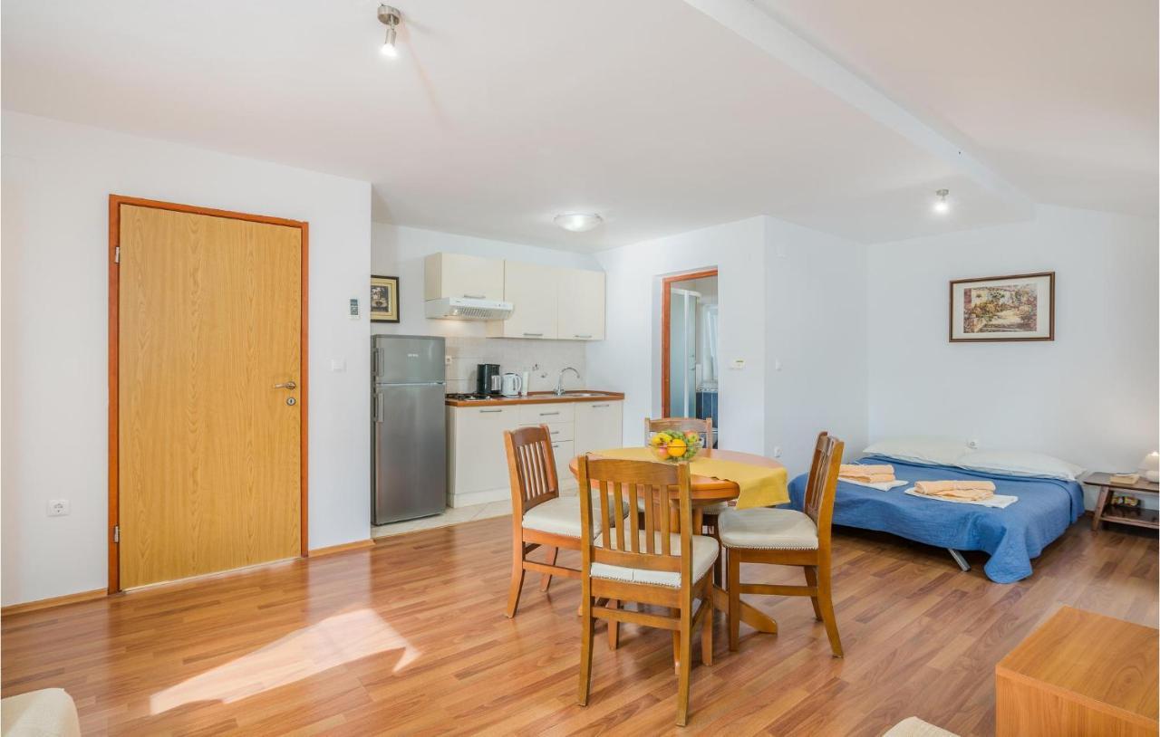 Nice Apartment In Malinska Dubasnica With Kitchen Exterior foto